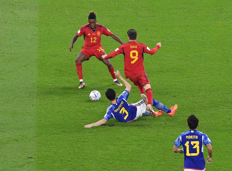 Gavi cùng các đồng đội đã liên tục có được quyền kiểm soát bóng trong trận đấu Nhật Bản vs Tây Ban Nha