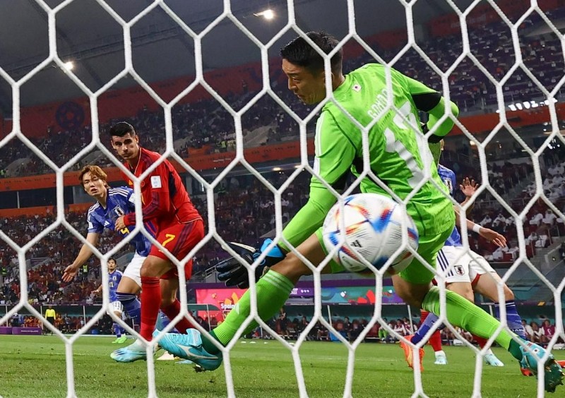 Morata đánh đầu hạ gục Gonda trong trận đấu Nhật Bản vs Tây Ban Nha