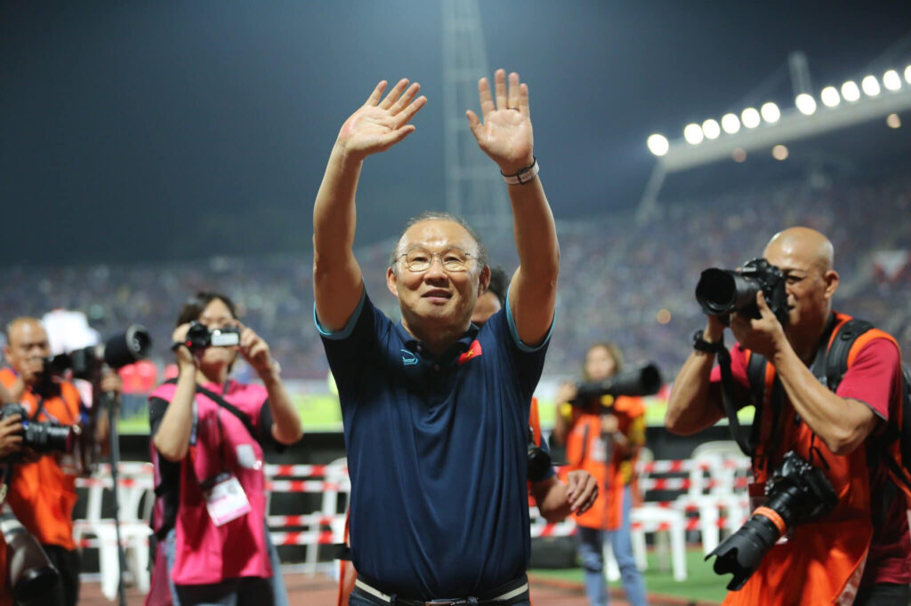 AFC vinh danh HLV Park Hang Seo là huyền thoại bóng đá Đông Nam Á - Đánh giá trận chung kết với Thái Lan gay cấn