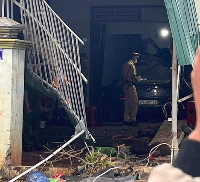 tai nạn giao thông tại Đắk Lắk, ô tô đâm chết người đang ngủ trong nhà