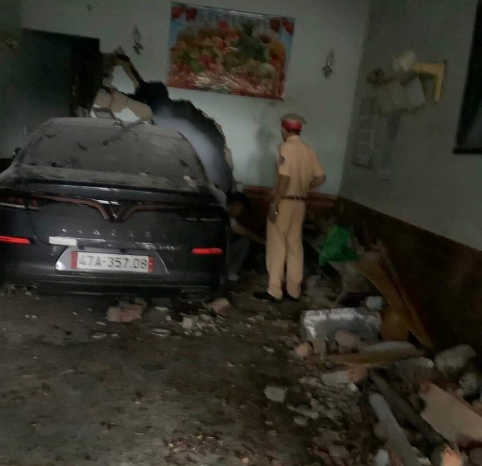 tai nạn giao thông tại Đắk Lắk, ô tô đâm chết người đang ngủ trong nhà