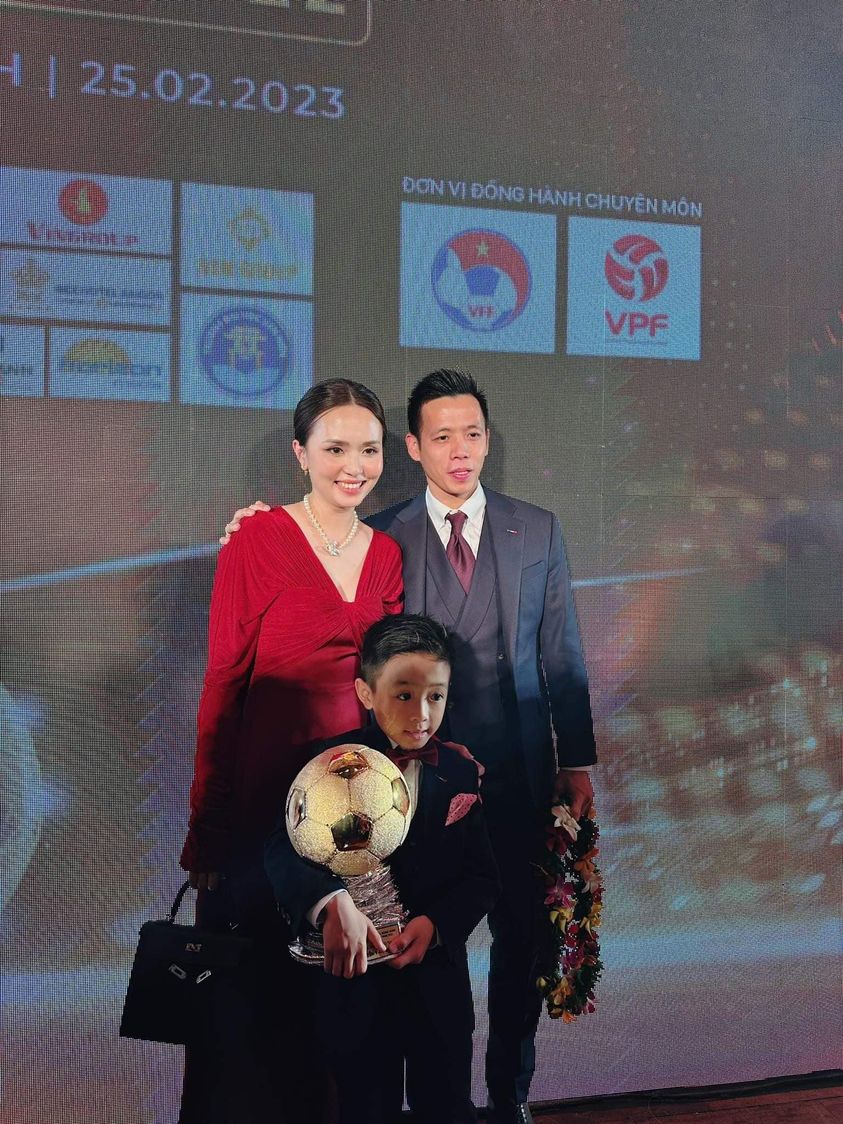 Cô cùng con trai đến dự lễ trao thưởng Quả bóng vàng 2022